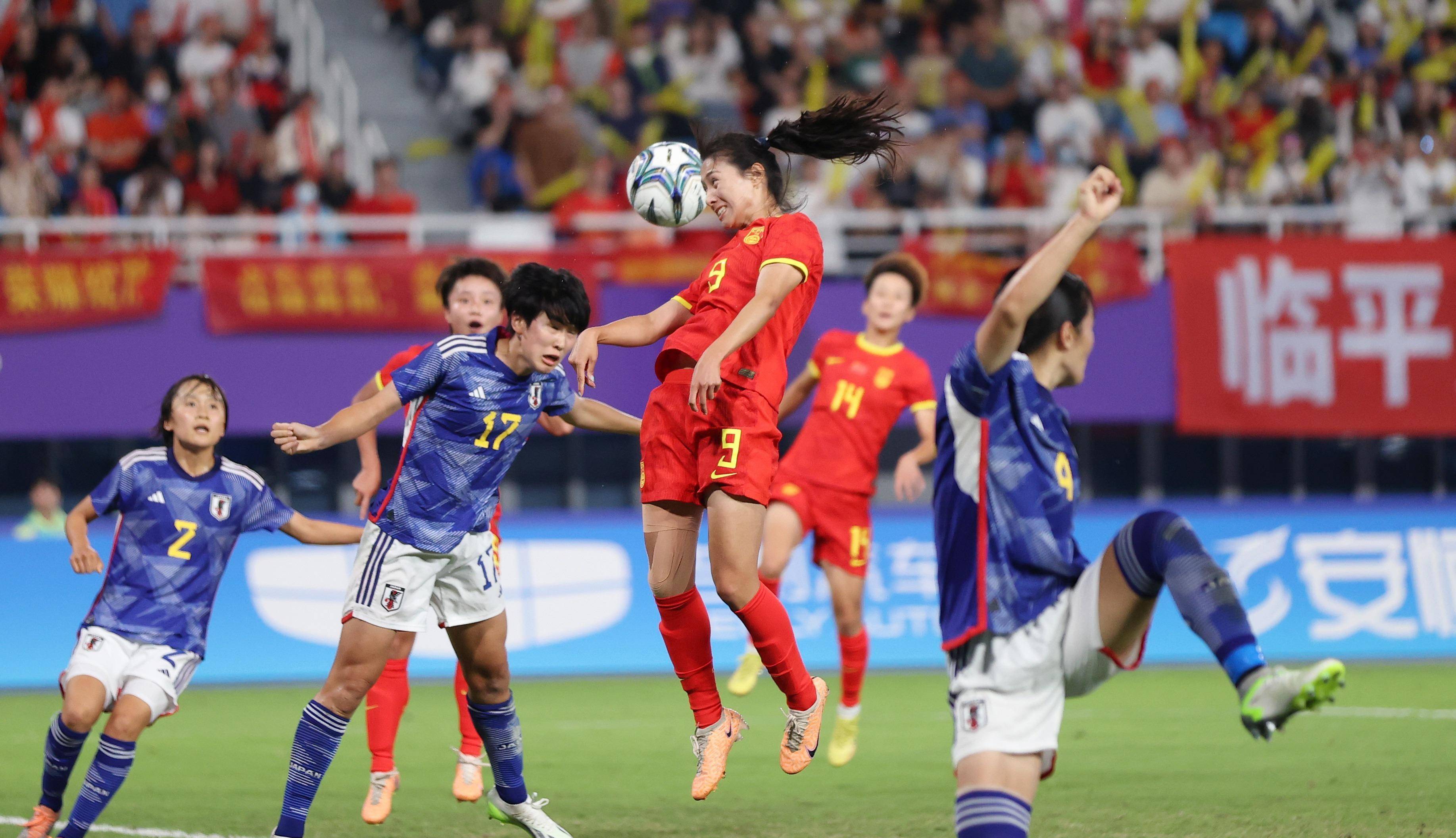 高水平女性足球运动员赢得赛场喝彩 高水平女性足球运动员赢得赛场喝彩