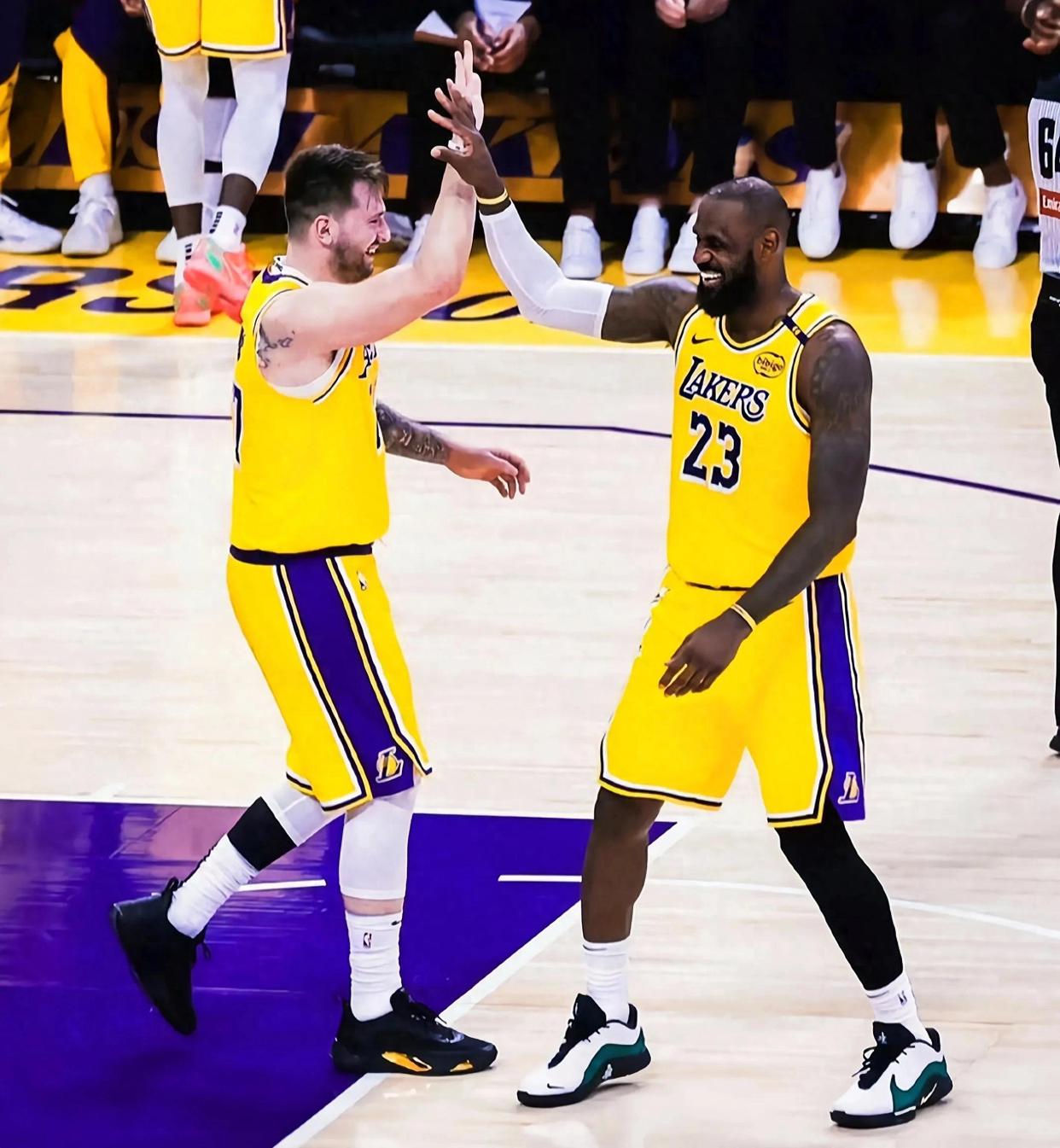 詹姆斯连续三双，湖人掀翻灰熊